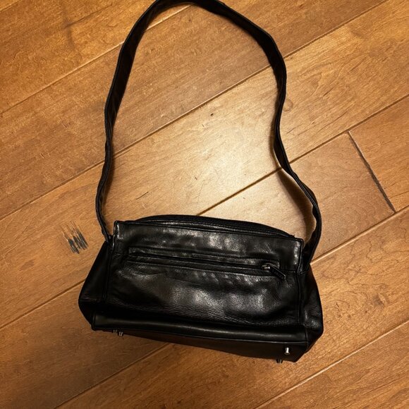 Danier Genuine Leather Shoulder Bag – VGUC – Practical & Stylish - Picture 7 of 8